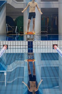 跳水素材网游泳运动员跳水前准备背景