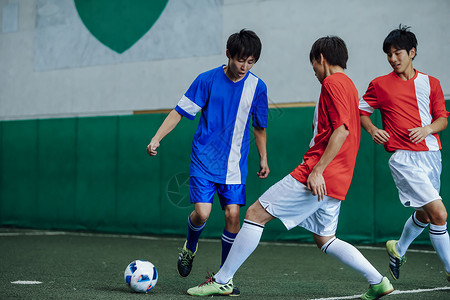 日本年轻人踢室内足球的年轻人背景