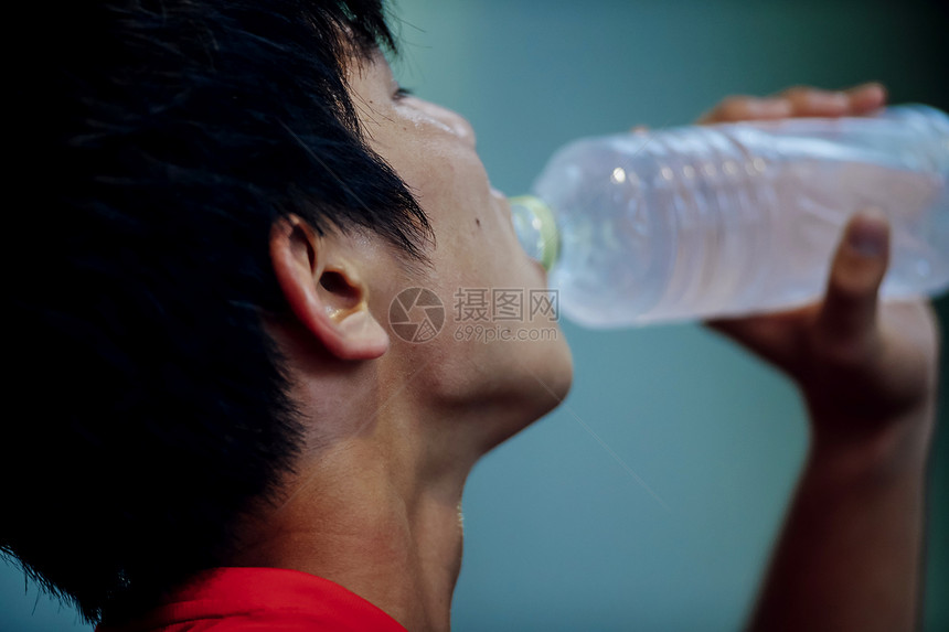 正在喝水的球员图片
