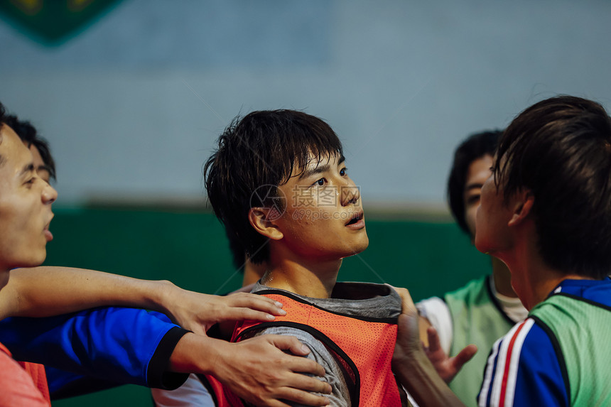 足球室内吵架的男生图片