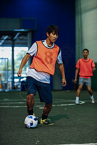踢足球的男生图片