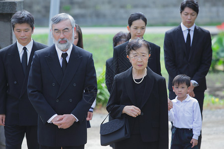 参加追悼会的一家人背景图片