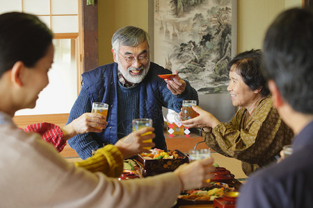 庆祝节日的日本家庭图片