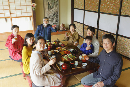 开心庆祝节日的日本家庭高清图片