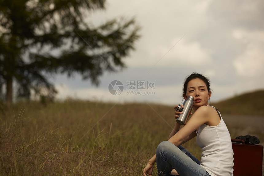 一个女人在荒野中旅行图片