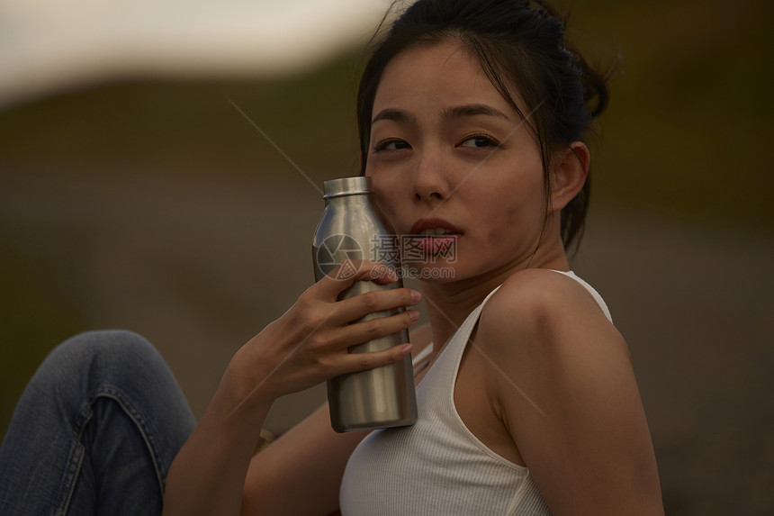 女人在荒野中旅行图片