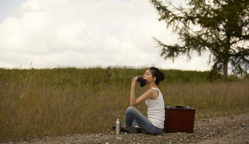 一个女人在荒野中旅行图片