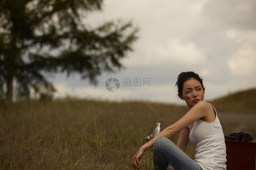 一个女人在荒野中旅行图片