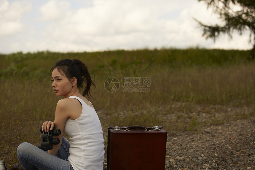 一个女人在荒野中旅行图片