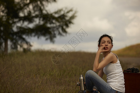 旅途中喝水休息的女性图片