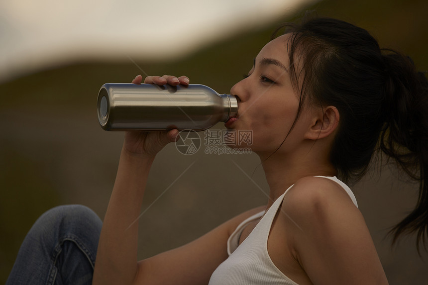 荒野旅行的女子图片