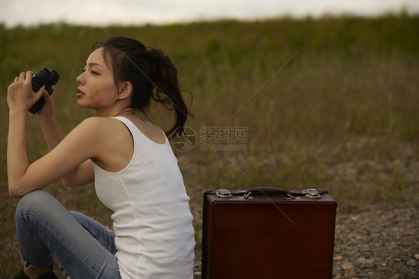 荒野旅行的女子使用望远镜图片