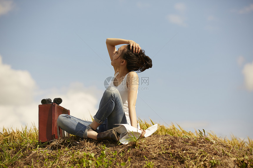 一个女人在荒野中旅行图片