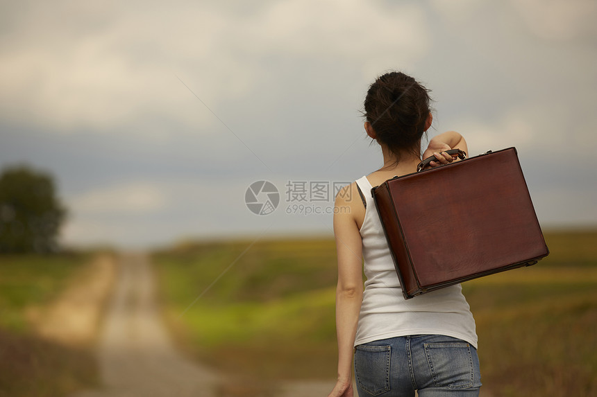 一个女人在荒野中旅行图片