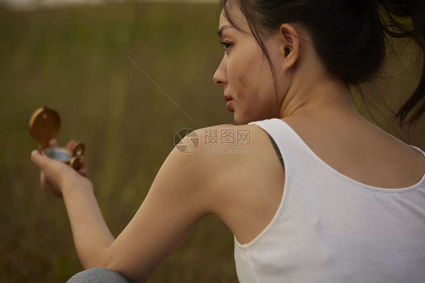 荒野旅行的女子看指南针图片