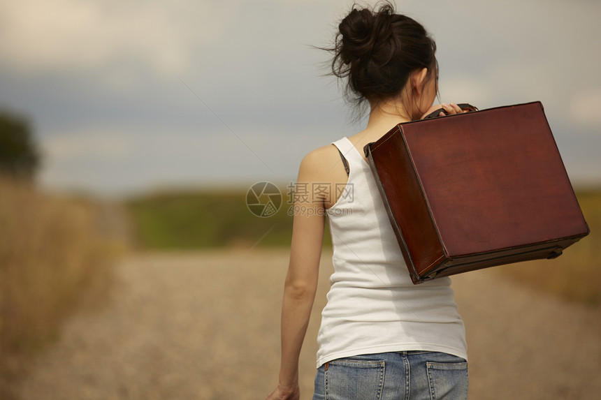 一个女人在荒野中旅行图片