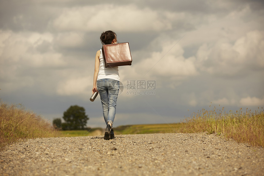 一个女人在荒野中旅行图片