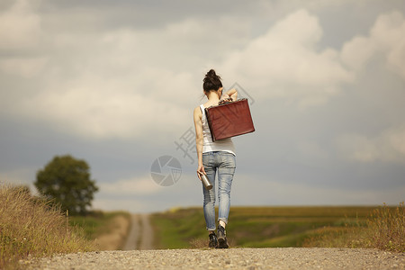 荒野旅行的女子背影图片