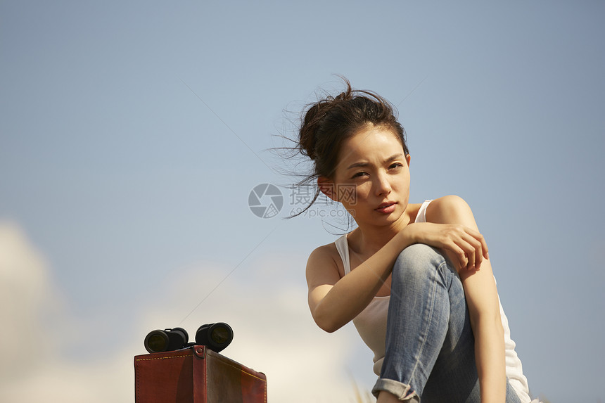 女人在荒野中旅行图片