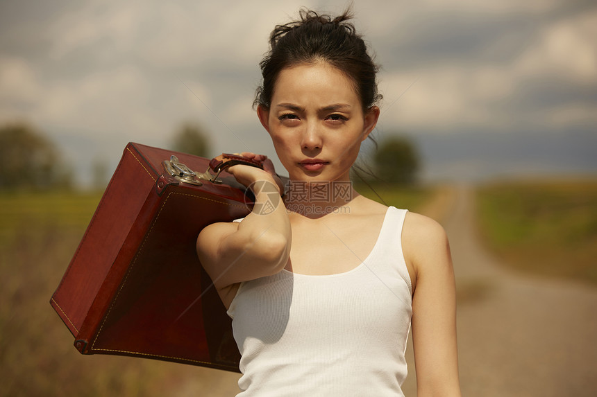 一个女人在荒野中旅行图片