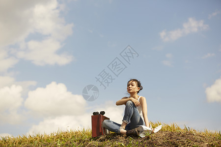 荒野旅行的女子在山上休息图片