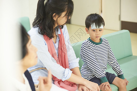 在医院等待叫号的母子图片