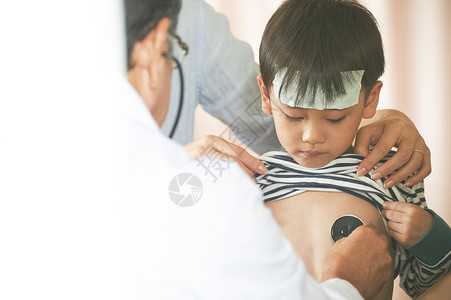 检查感冒儿童身体的医生高清图片