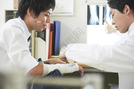  给病人包扎伤口的医生图片