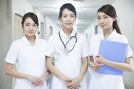 日本人女生治疗一位护士图片