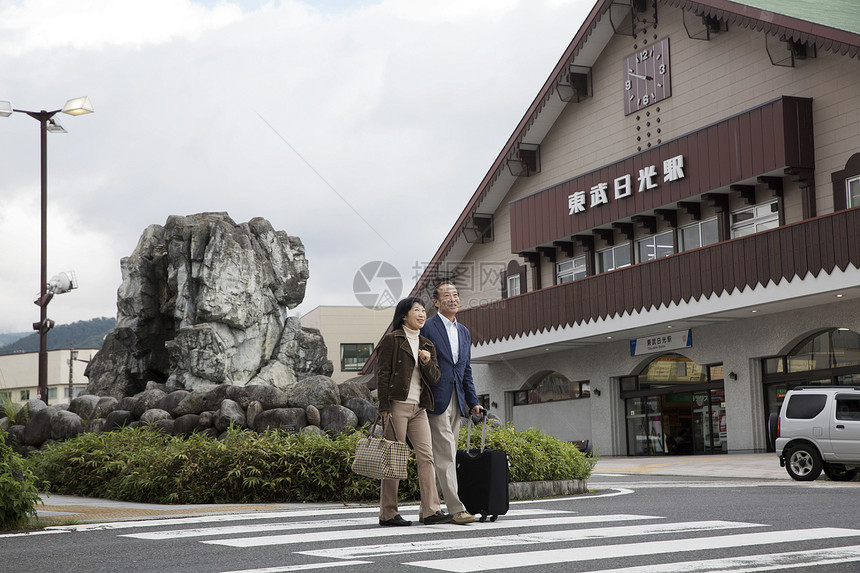 中年夫妇一起外出旅行图片