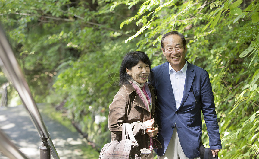 异夫妇男欣赏成熟的旅行图片