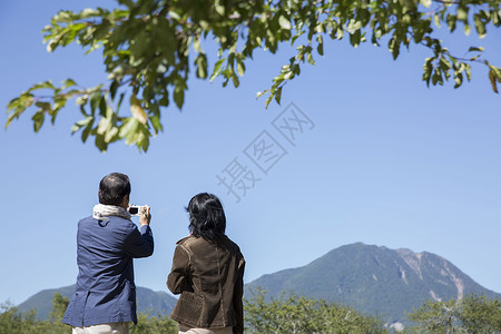 文稿空间户外女士们一对夫妇在观光景点拍照图片