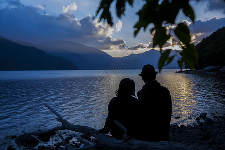 旅游的中年夫妇在湖边看风景图片