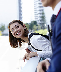 在中介指导下寻找住房的女生高清图片