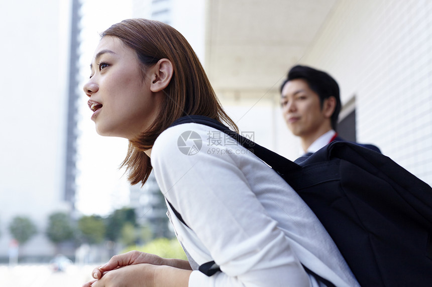 独居女子查看新房源图片