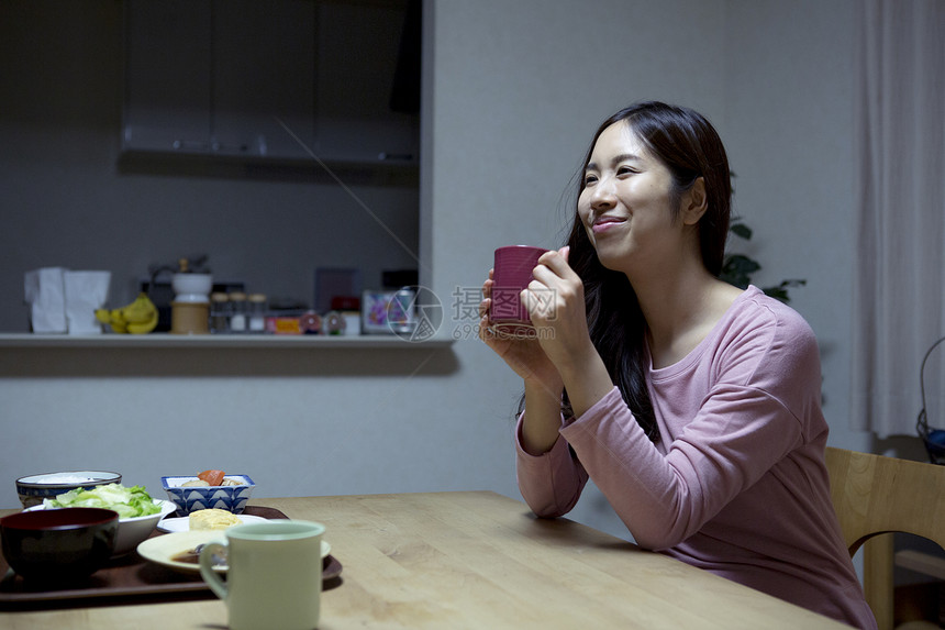 新婚女人在家等待加班的丈夫图片