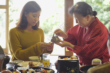 给孙女倒茶的祖母图片