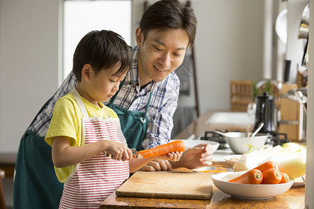 在做日本料理的父子图片