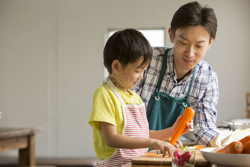 父子二人做日本料理图片