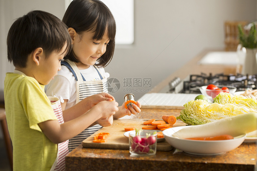 小孩学习烹饪图片