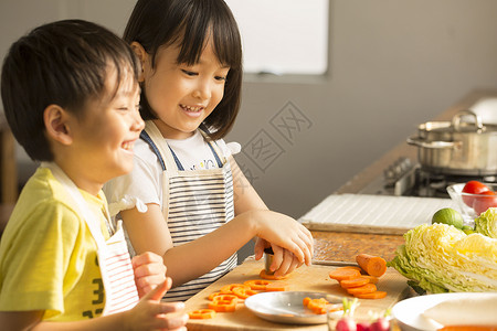 小孩学习烹饪图片