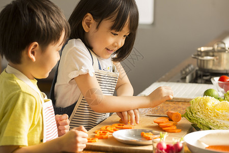 小孩学习烹饪图片