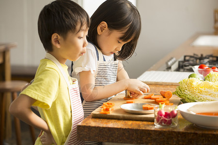 小孩学习烹饪图片