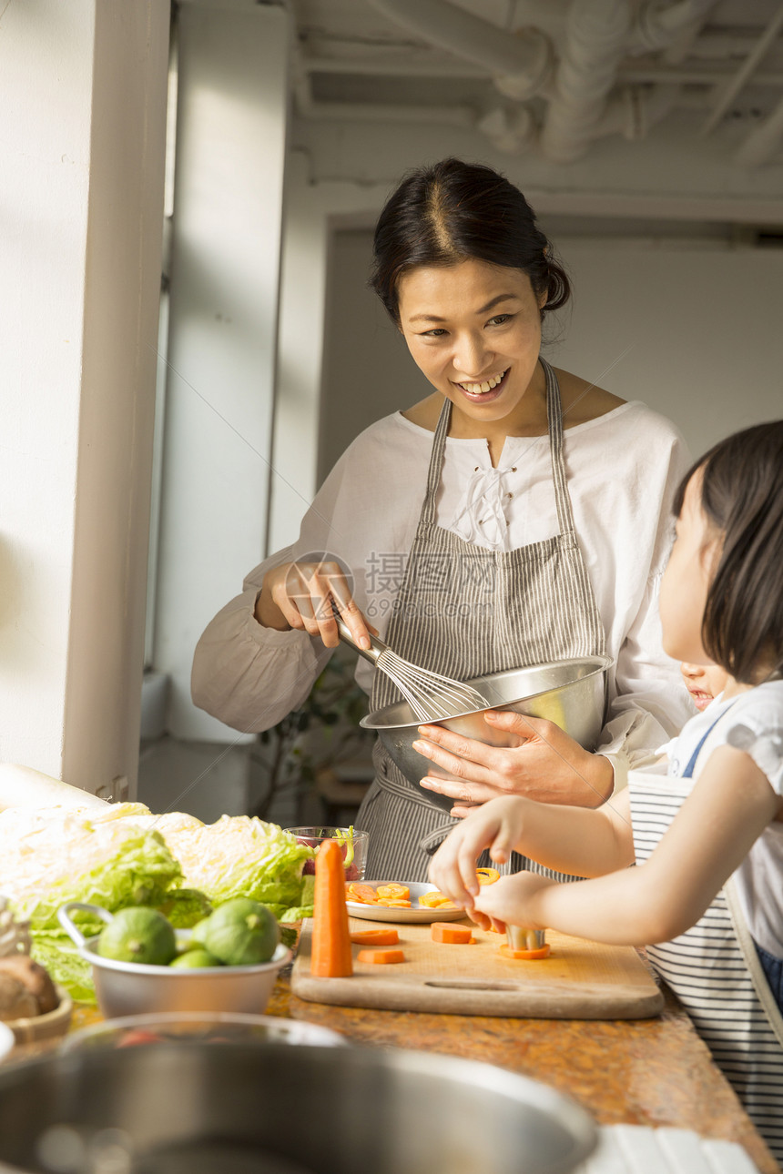 姐姐在厨房里学做饭图片