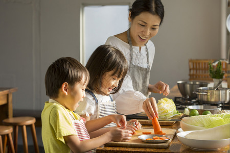 切瓜的男孩妈妈教孩子学习烹饪背景