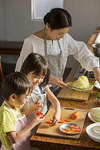 妈妈教孩子学习烹饪图片