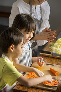 妈妈教孩子学习烹饪图片