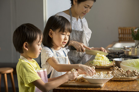 男孩给母亲按摩妈妈教孩子学习烹饪背景