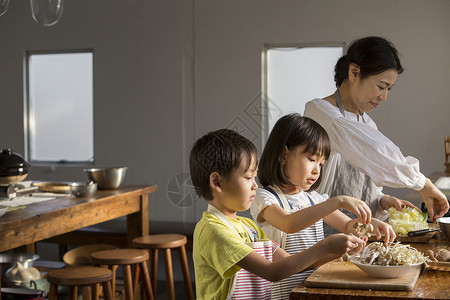 妈妈教孩子学习烹饪图片