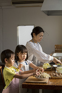 妈妈教孩子学习烹饪图片